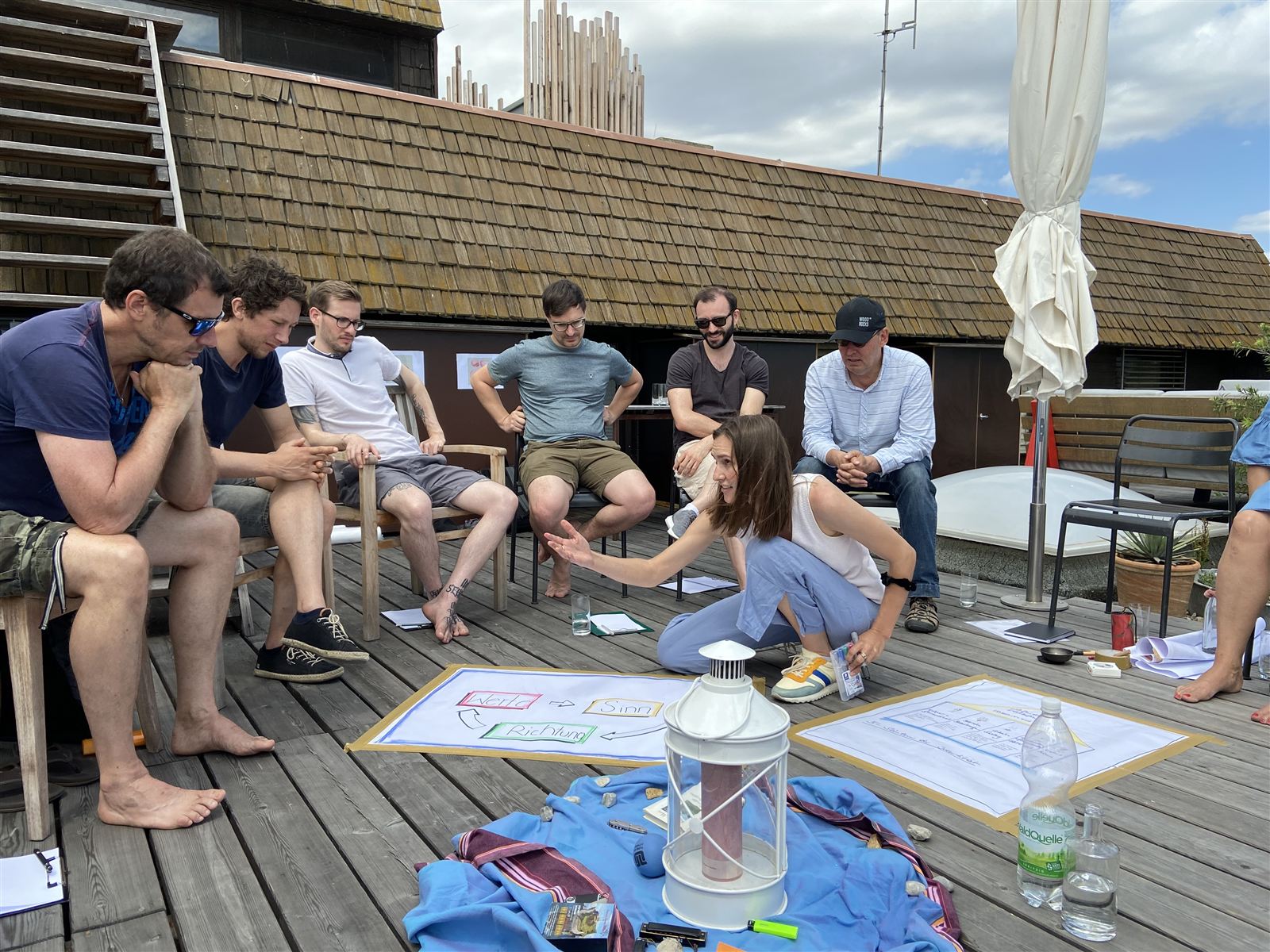 WoodRocks Team im moderierten Werte-Workshop im Freien, Plakate mit Werte, Sinn und Richtung auf dem Boden