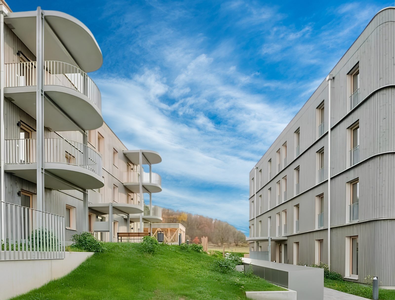 WoodRocks Wohnbau Nürtingen – zwei Holzmodulgebäude mit eleganter weißer Fassade und geschwungenen Balkonen