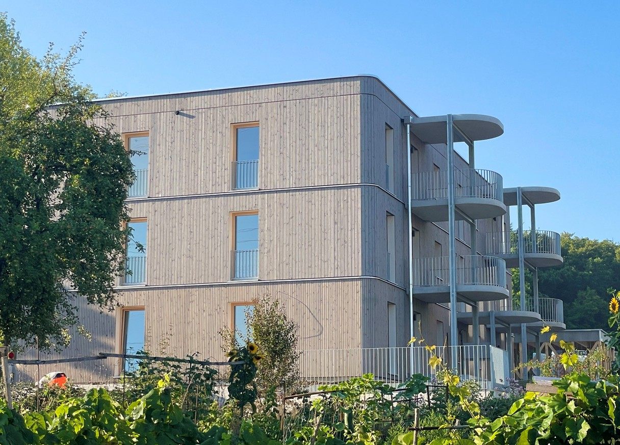 WoodRocks Wohnbau Nürtingen – zwei Holzmodulgebäude mit eleganter weißer Fassade und geschwungenen Balkonen